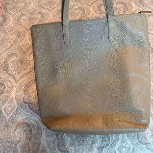 Guyana Leather Tote Bag zipper closure